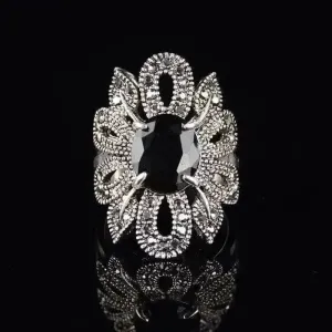 Elevate Your Style with the Women's Hollow Flower Black Crystal Ring 💎