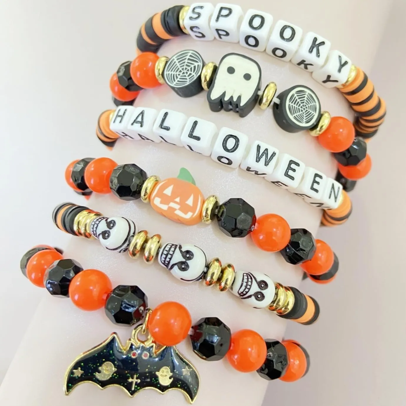 Pingyongchang Halloween Heishi Clay Bead Charm Bracelets for Women Light Up Glow Bracelet Bat Pumpkin Spider Jewelry Acrylic Stackable Beads Bracelet Costume Party Favors Gift